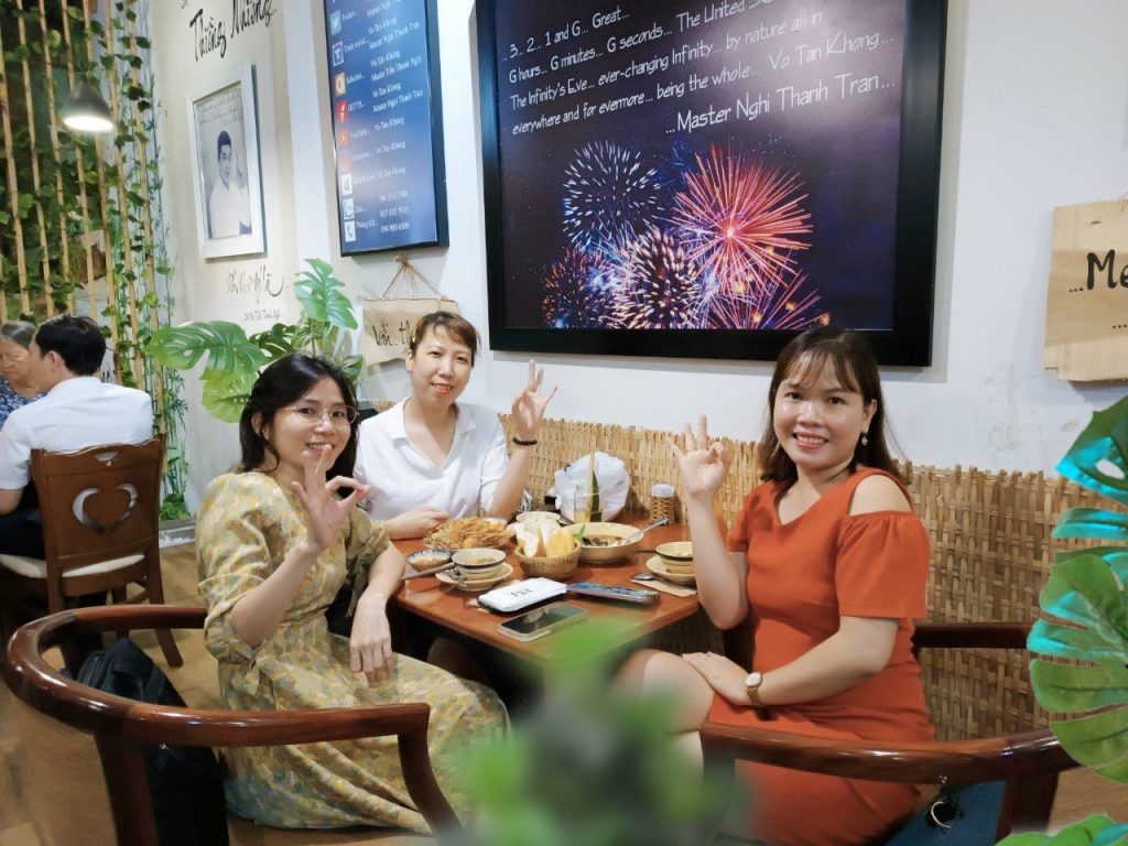 3 người nữ chụp hình tại nhà hàng chay phương mai, 82/86F Võ Thị Sáu, P. Tân Định, Q.1, Sài Gòn, TPHCM