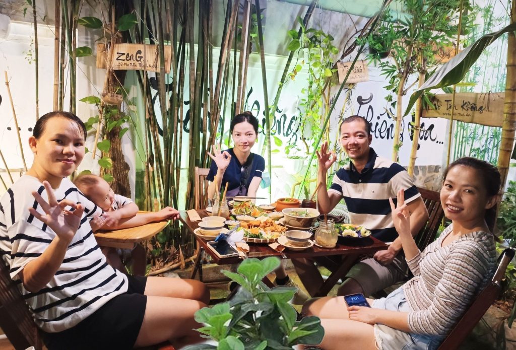 3 người nữ, 1 em bé và 1 người nam đến dùng bữa tại nhà hàng chay phương mai, 82/86F Võ Thị Sáu, P. Tân Định, Q.1, Sài Gòn.