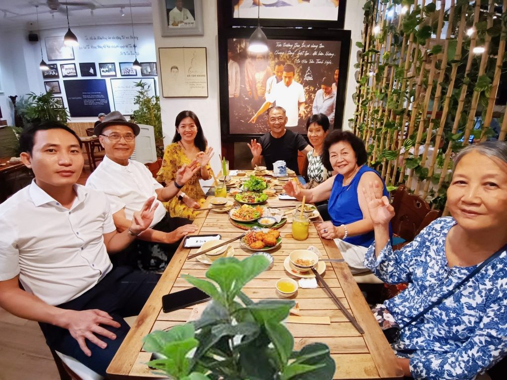 nhiều người cao tuổi chọn ăn tối tại nhà hàng chay phương mai, 82/86F Võ Thị Sáu, P. Tân Định, Q.1, Sài Gòn, TPHCM