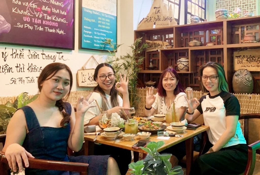 4 bạn nữ vui cười tại nhà hàng chay phương mai, 82/86F Võ Thị Sáu, P. Tân Định, Q.1, Sài Gòn.