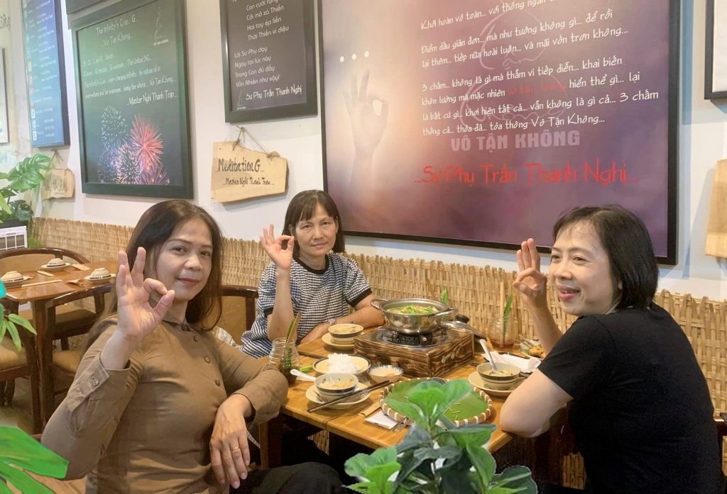 3 người nữ thưởng thức lẩu chay tại nhà hàng chay phương mai, 82/86F Võ Thị Sáu, P. Tân Định, Q.1, Sài Gòn, TPHCM