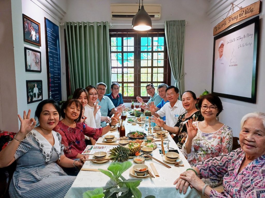 đại gia đình tin tưởng và chọn ăn tối tại nhà hàng chay phương mai, 82/86F Võ Thị Sáu, P. Tân Định, Q.1, Sài Gòn, TPHCM