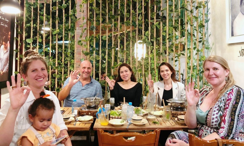 nhiều du khách nước ngoài chọn ăn chay tại nhà hàng chay phương mai, 82/86F Võ Thị Sáu, P. Tân Định, Q.1, Sài Gòn.