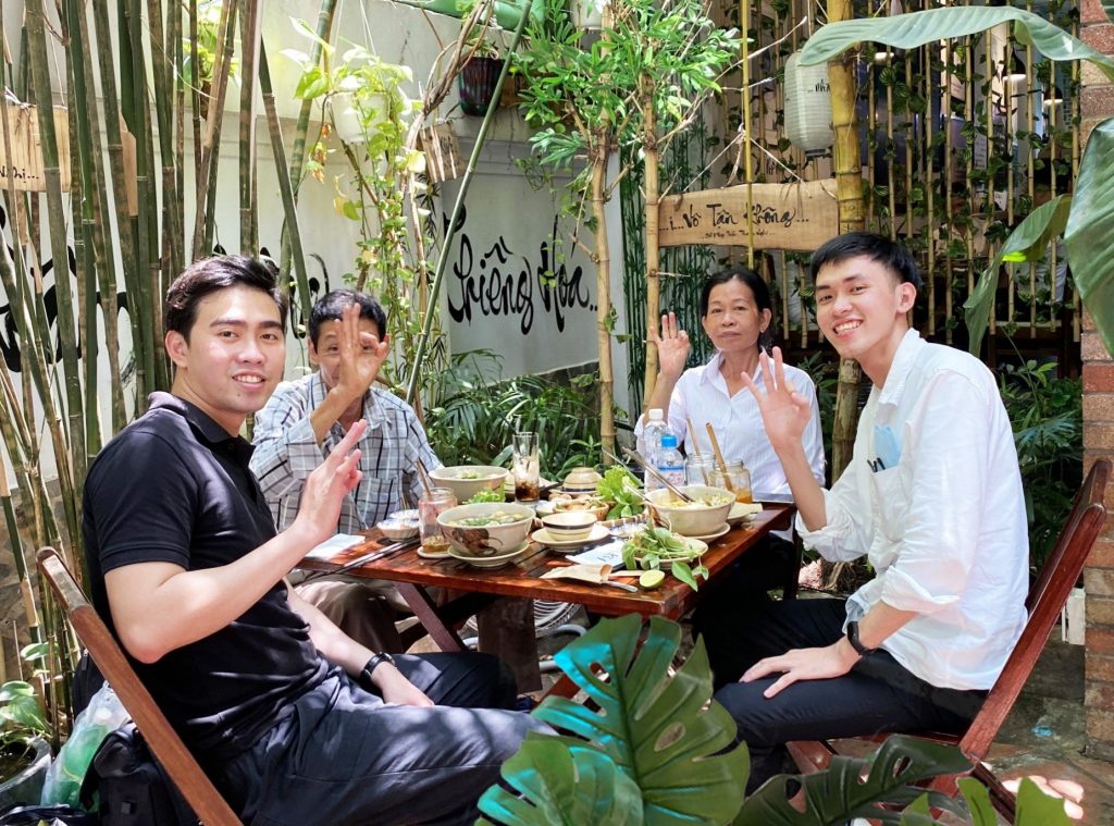 cả gia đình ăn chay tại sân vườn nhà hàng chay phương mai, 82/86F Võ Thị Sáu, P. Tân Định, Q.1, Sài Gòn.