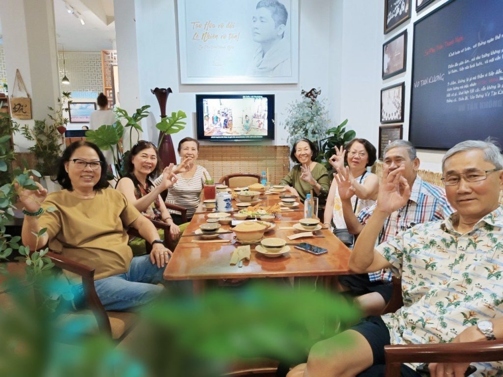đại gia đình cùng nhau đến ăn chay tại phương mai chay quán, 82/86F Võ Thị Sáu, P. Tân Định, Q.1, Sài Gòn, TPHCM