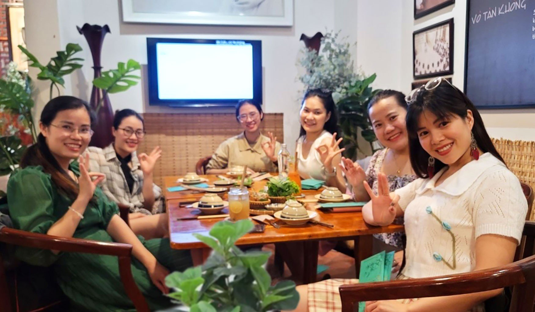 6 người bạn nữ hẹn nhau ăn chay tại nhà hàng chay phương mai, 82/86F Võ Thị Sáu, P. Tân Định, Q.1, Sài Gòn.