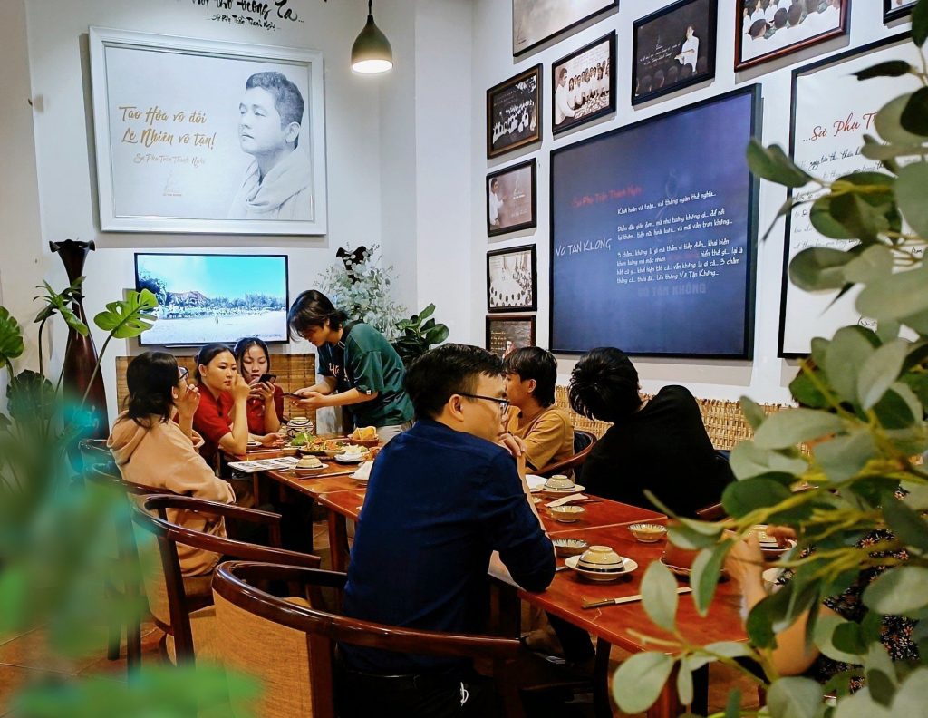 không gian trong nhà của nhà hàng chay phương mai, 82/86F Võ Thị Sáu, P. Tân Định, Q.1, Sài Gòn, TPHCM