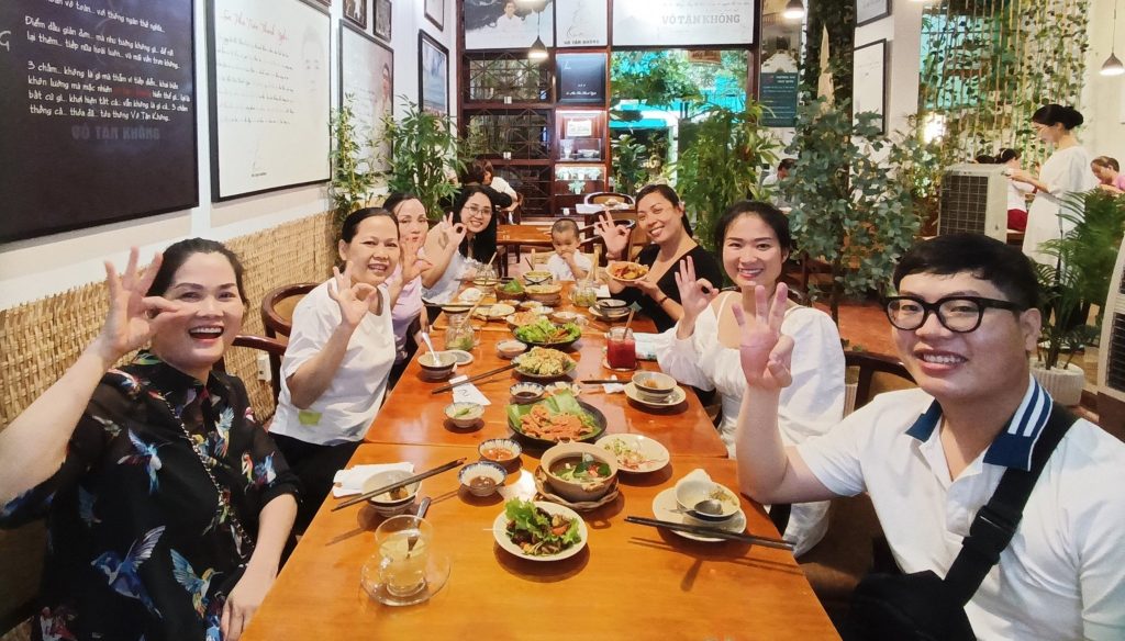 đại gia đình dùng bữa tối tại quán chay phương mai, 82/86F Võ Thị Sáu, P. Tân Định, Q.1, Sài Gòn.