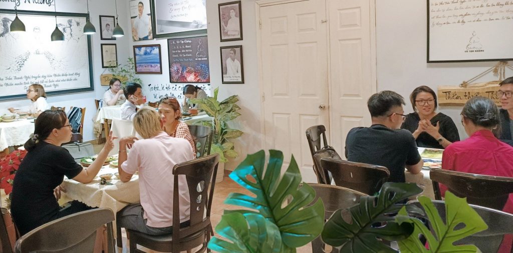 nhiều thực khách ngồi chờ thưởng thức món ngon tại nhà hàng chay phương mai, 82/86F Võ Thị Sáu, P. Tân Định, Q.1, Sài Gòn, TPHCM