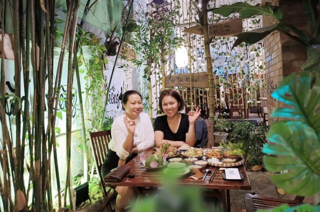 2 người nữ chụp hình tại không gian sân vườn của nhà hàng chay phương mai, 82/86F Võ Thị Sáu, P. Tân Định, Q.1, Sài Gòn, TPHCM