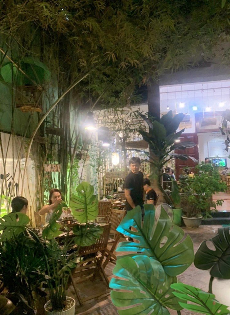 không gian sân vườn buổi tối tại nhà hàng chay phương mai, 82/86F Võ Thị Sáu, P. Tân Định, Q.1, Sài Gòn, TPHCM