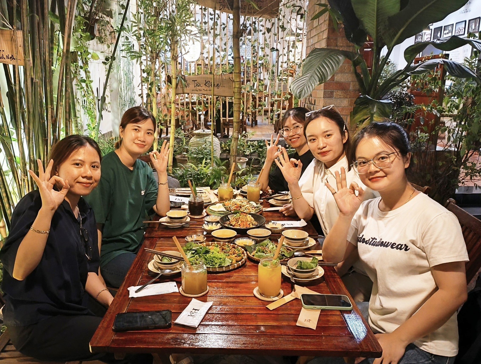 5 bạn nữ rũ nhau ăn chay tại Phương Mai chay quán, 82/86F Võ Thị Sáu, P. Tân Định, Q.1, TP.HCM.