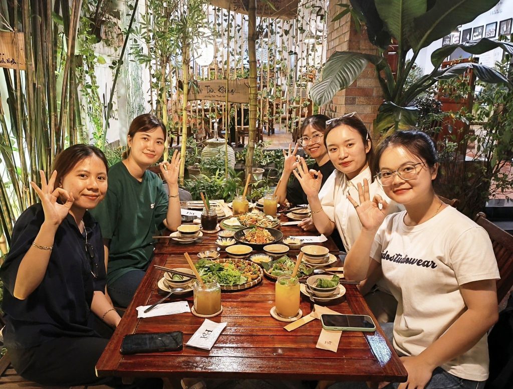 5 bạn nữ đến ăn chay tại phương mai chay quán, 82/86F Võ Thị Sáu, P. Tân Định, Q.1, TP.HCM.