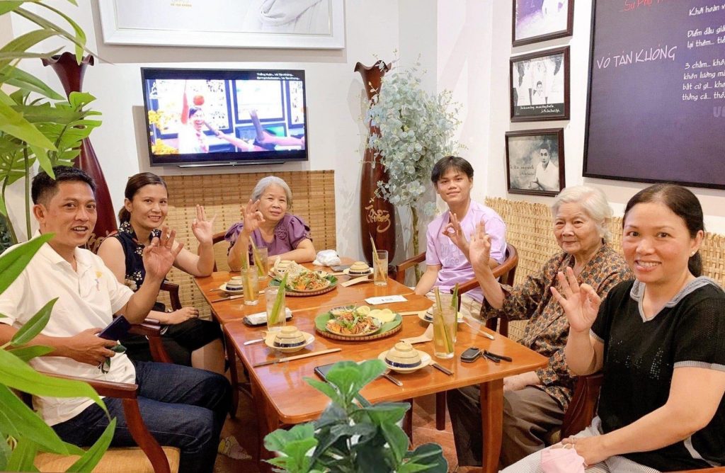 gia đình rũ nhau ăn chay tại nhà hàng chay phương mai, 82/86F Võ Thị Sáu, P. Tân Định, Q.1, TP.HCM.