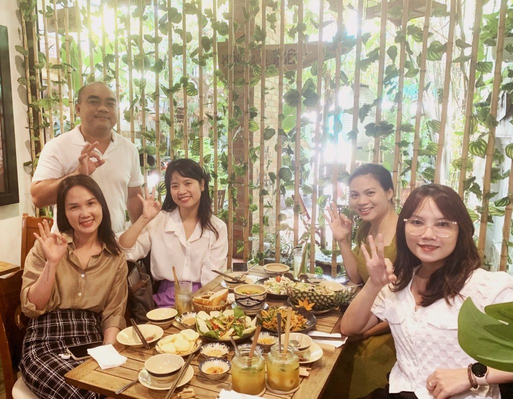 sếp dẫn nhân viên đến ăn chay tại nhà hàng chay phương mai, 82/86F Võ Thị Sáu, P. Tân Định, Q.1, TP.HCM.