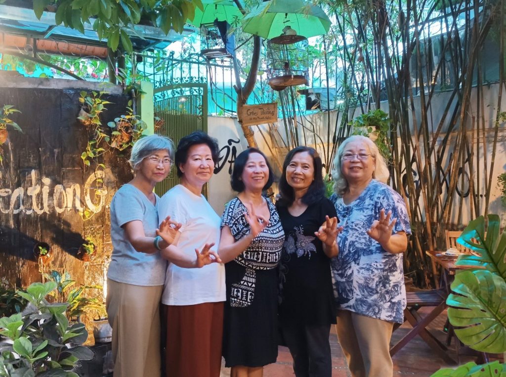 những người lớn tuổi thảnh thơi thưởng thức không gian phương mai chay quán, 82/86F Võ Thị Sáu, P. Tân Định, Q.1, TP.HCM.