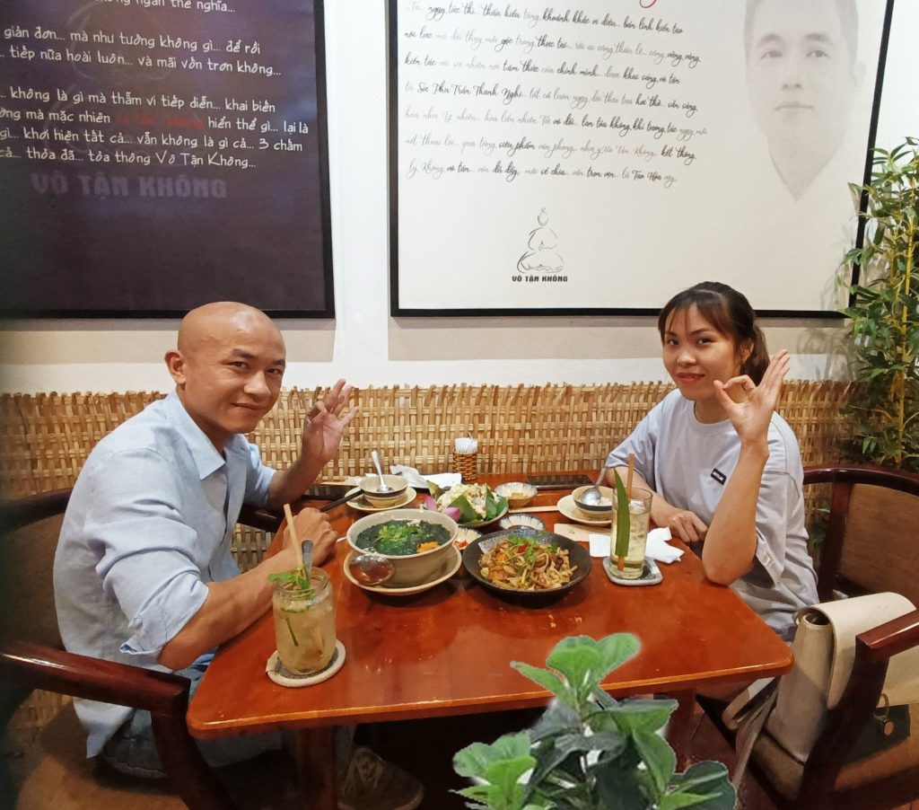 cặp đôi hẹn hò tại nhà hàng chay phương mai, 82/86F Võ Thị Sáu, P. Tân Định, Q.1, TP.HCM.