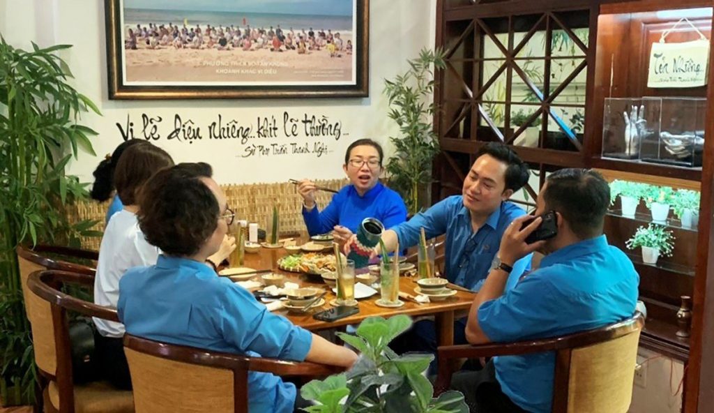 Nhân viên công ty kéo nhau đến ăn chay tại phương mai chay quán, 82/86F Võ Thị Sáu, P. Tân Định, Q.1, TP.HCM.