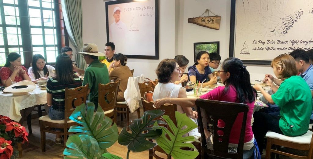 nhiều khách hàng đặt tiệc chay tại nhà hàng chay phương mai, 82/86F Võ Thị Sáu, P. Tân Định, Q.1, TP.HCM.