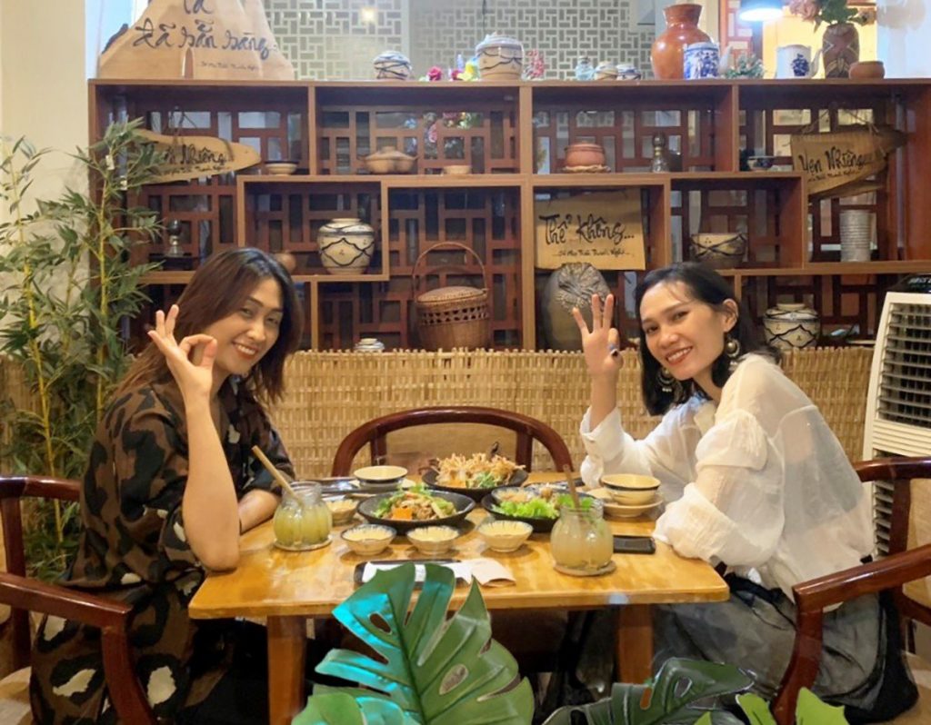 2 bạn nữ có những khoảnh khắc đẹp tại nhà hàng chay phương mai, 82/86F Võ Thị Sáu, P. Tân Định, Q.1, TP.HCM.