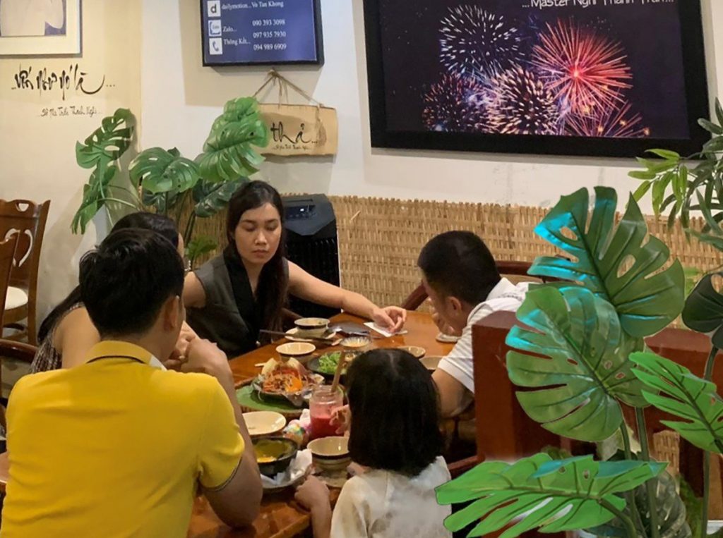 gia đình dắt nhau ăn tối tại nhà hàng chay phương mai, 82/86F Võ Thị Sáu, P. Tân Định, Q.1, TP.HCM.