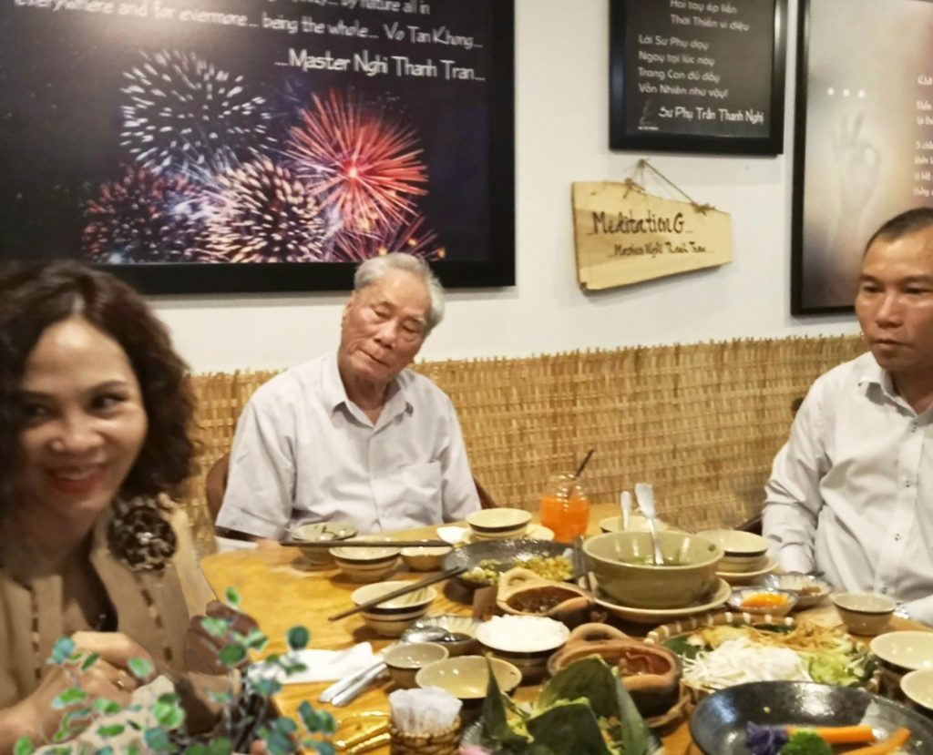 người tu hành nổi tiếng đến ăn tối tại nhà hàng chay phương mai, 82/86F Võ Thị Sáu, P. Tân Định, Q.1, TP.HCM.