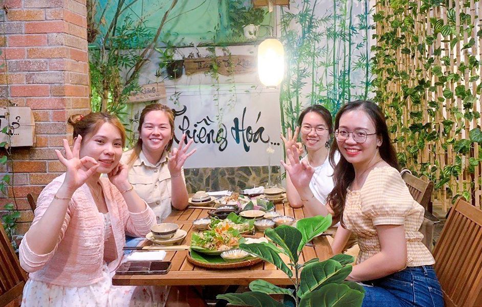 4 bạn nữ hẹn nhau ăn chay tại nhà hàng chay phương mai, 82/86F Võ Thị Sáu, P. Tân Định, Q.1, TP.HCM.