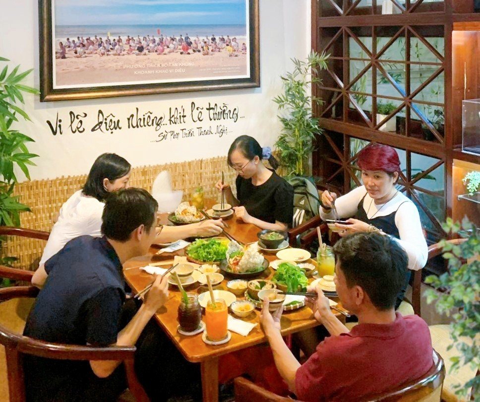 Cả gia đình rũ nhau đến ăn chay tại phương mai chay quán, 82/86F Võ Thị Sáu, P. Tân Định, Q.1, TP.HCM.