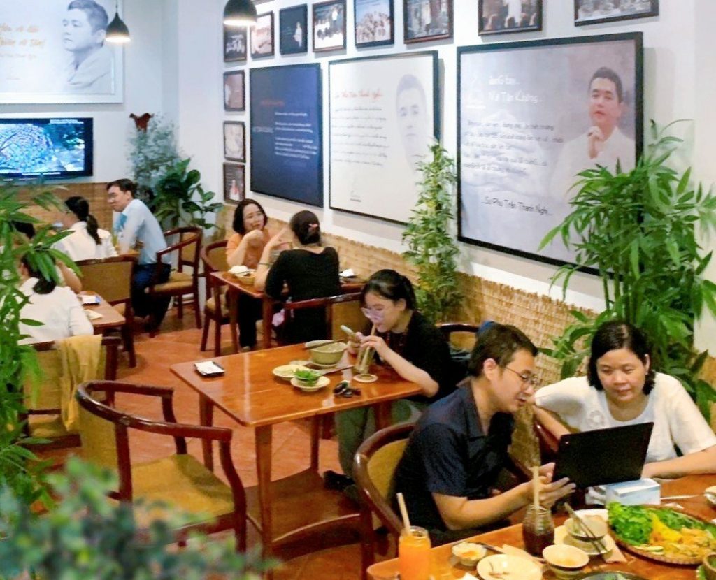 không khí đông vui tại nhà hàng chay Phương Mai, 82/86F Võ Thị Sáu, P. Tân Định, Q.1, TP.HCM.