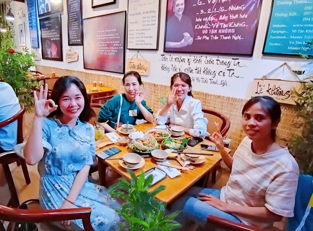 4 bạn nữ đưa tay ok tại nhà hàng chay phương mai, 82/86F Võ Thị Sáu, P. Tân Định, Q.1, TP.HCM.