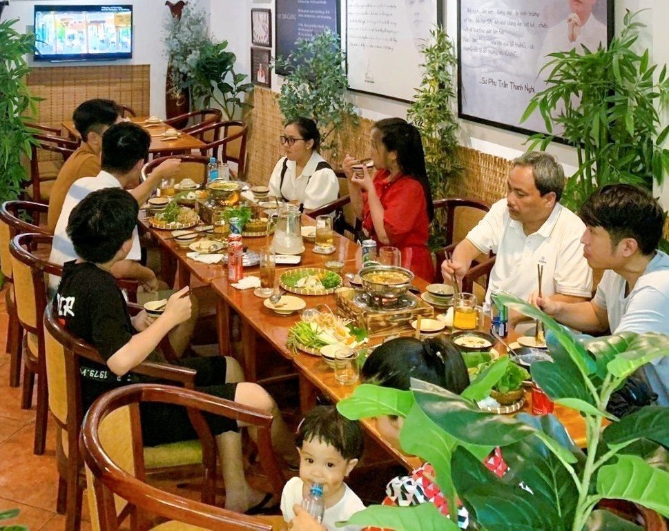 cả gia đình đến ăn lẩu chay tại nhà hàng chay Phương Mai, 82/86F Võ Thị Sáu, P. Tân Định, Q.1, TP.HCM.