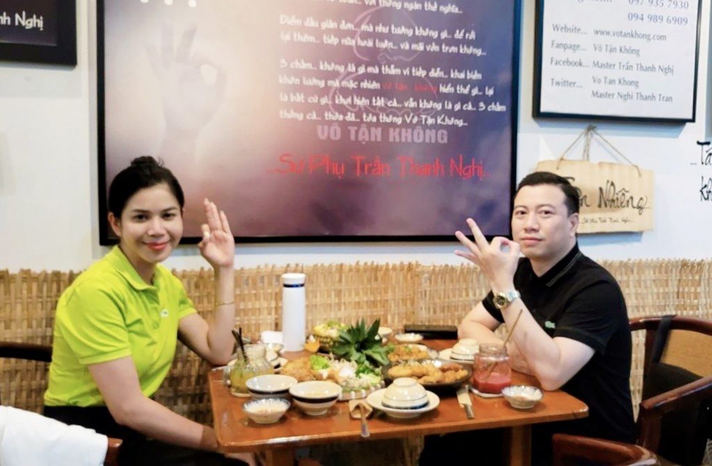 1 người nữ và 1 người nam ăn tối tại nhà hàng chay phương mai, 82/86F Võ Thị Sáu, P. Tân Định, Q.1, TP.HCM.