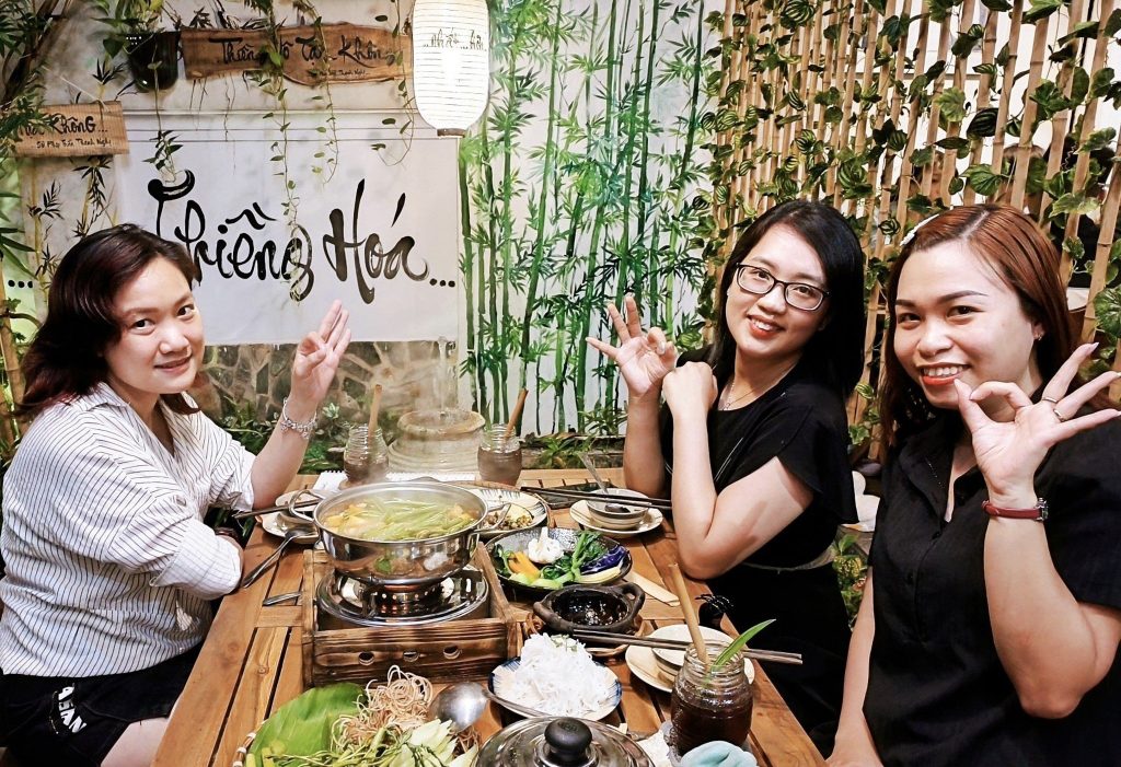 3 người nữ ăn lẩu chay tại nhà hàng chay phương mai, 82/86F Võ Thị Sáu, P. Tân Định, Q.1, TP.HCM.