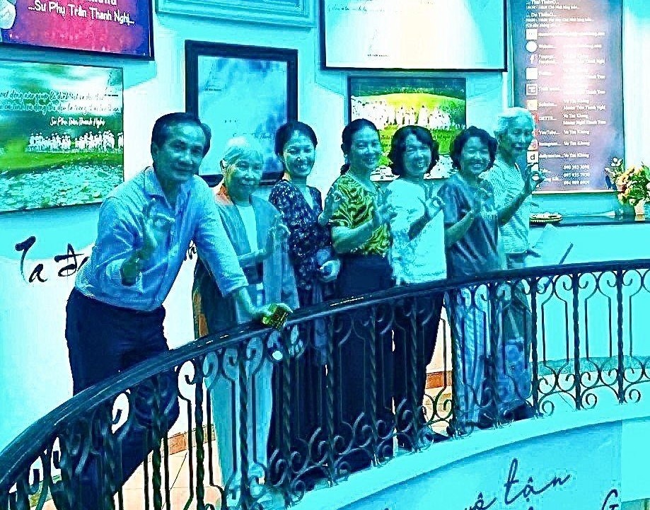 nhiều người lớn tuổi tham quan không gian nhà hàng chay Phương Mai, 82/86F Võ Thị Sáu, P. Tân Định, Q.1, TP.HCM.
