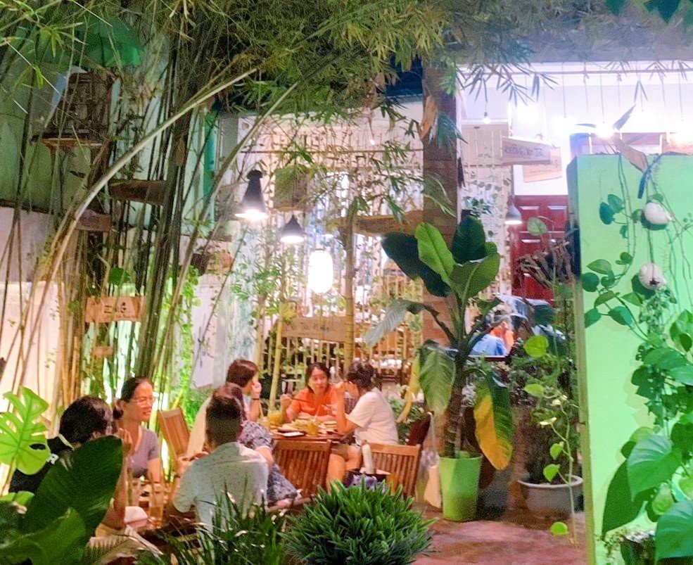 buổi tối đông khách tại nhà hàng chay phương mai, 82/86F Võ Thị Sáu, P. Tân Định, Q.1, TP.HCM.