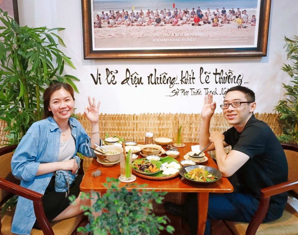 cặp đôi hẹn hò tại quán chay phương mai, 82/86F Võ Thị Sáu, P. Tân Định, Q.1, TP.HCM.