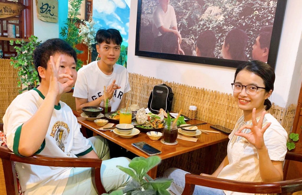 2 bạn nam và 1 bạn nữ hẹn nhau ăn chay tại nhà hàng chay phương mai, 82/86F Võ Thị Sáu, P. Tân Định, Q.1, TP.HCM.