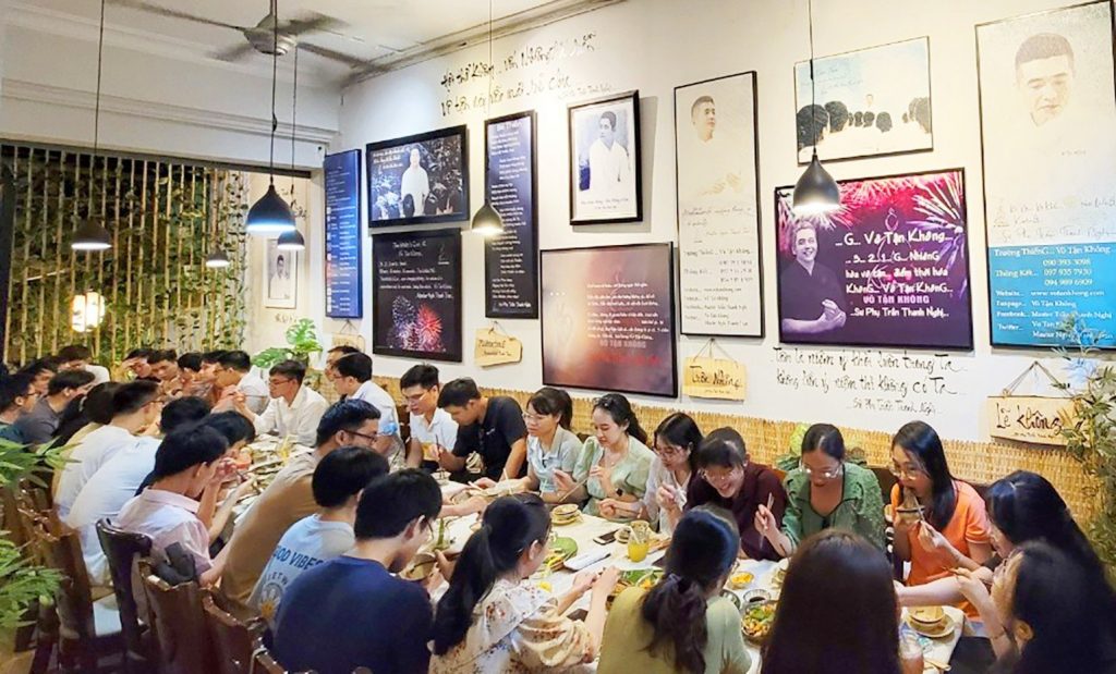 nhiều sinh viên đại học đến ăn chay tại nhà hàng chay phương mai, 82/86F Võ Thị Sáu, P. Tân Định, Q.1, TP.HCM.