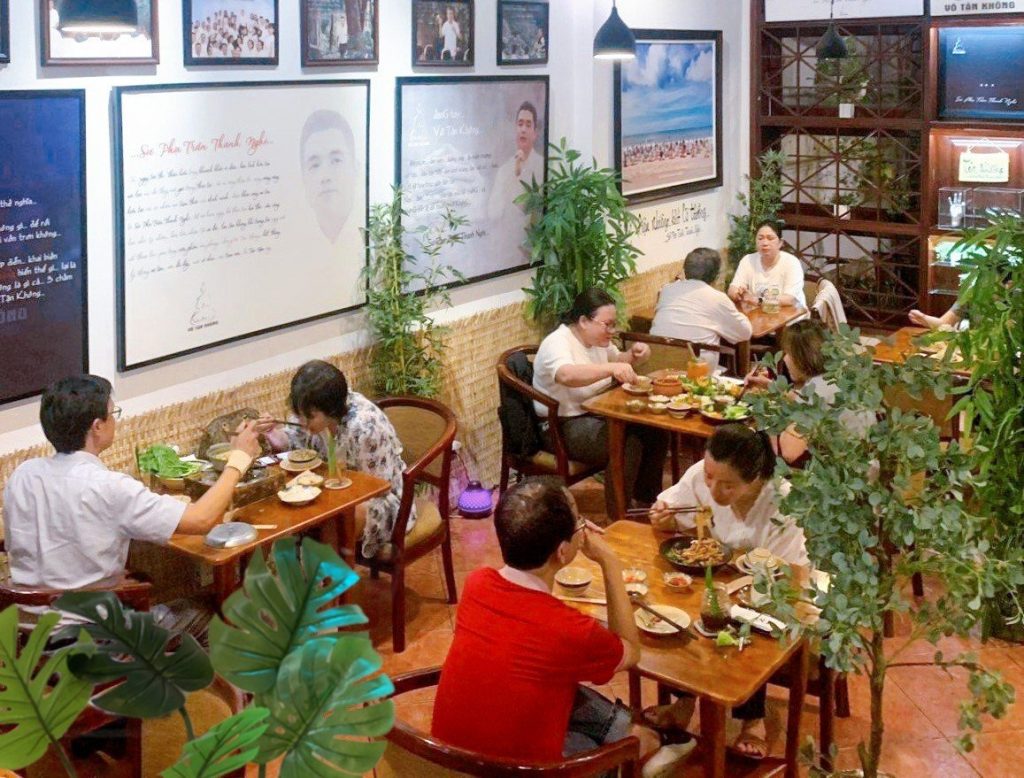 buổi trưa đông khách tại nhà hàng chay phương mai, 82/86F Võ Thị Sáu, P. Tân Định, Q.1, TP.HCM.