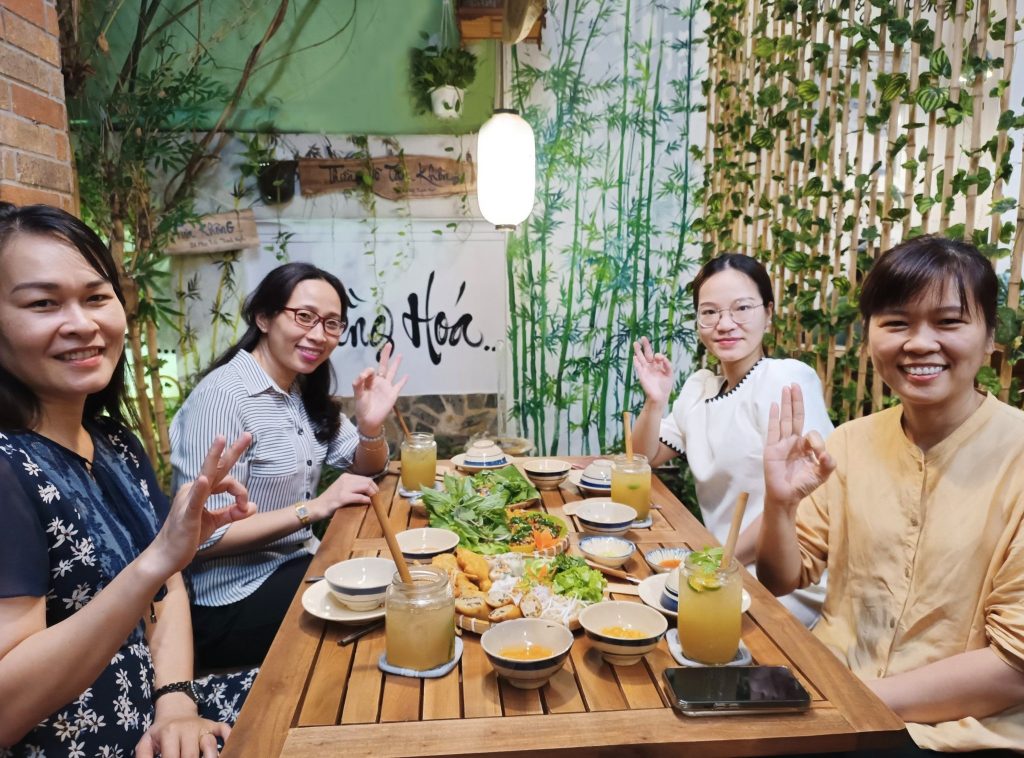 4 người nữ ăn chay tại nhà hàng chay phương mai, 82/86F Võ Thị Sáu, P. Tân Định, Q.1, TP.HCM.