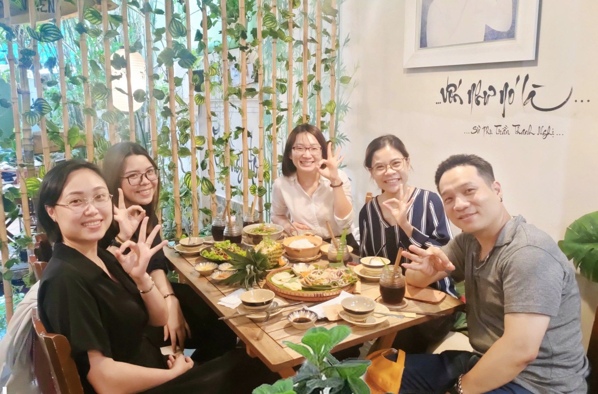 4 người nữ và 1 người nam dùng bữa tại nhà hàng chay nổi tiếng phương mai, 82/86F Võ Thị Sáu, P. Tân Định, Q.1, TP.HCM.
