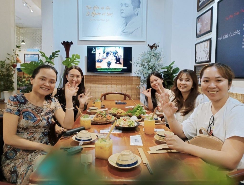 5 người nữ ăn chay tại quán chay ngon phương mai, 82/86F Võ Thị Sáu, P. Tân Định, Q.1, TP.HCM.