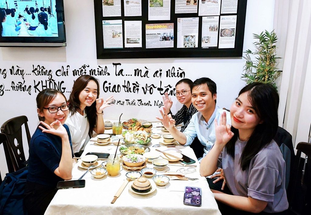 4 người nữ và 1 người nam đến ăn chay tại nhà hàng chay phương mai, 82/86F Võ Thị Sáu, P. Tân Định, Q.1, TP.HCM.