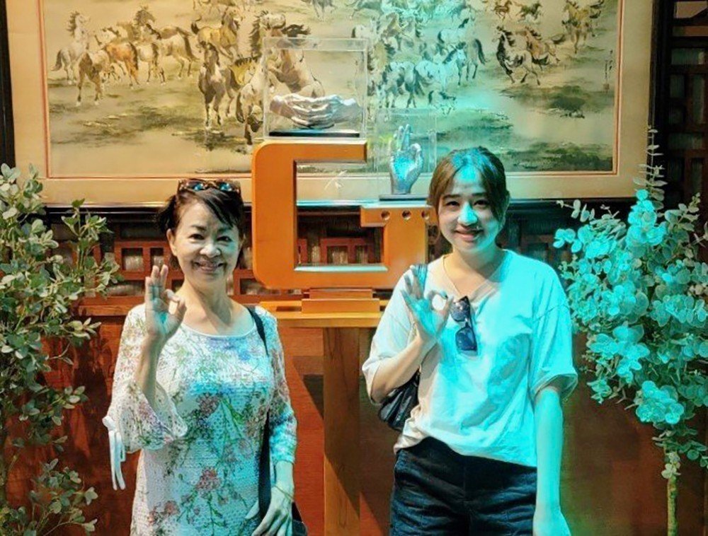 2 người nữ tham quan không gian tại nhà hàng chay phương mai, 82/86F Võ Thị Sáu, P. Tân Định, Q.1, TP.HCM.