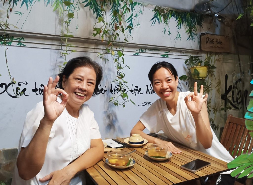 2 người nữ áo trắng hài lòng về chất lượng dịch vụ ăn uống tại nhà hàng chay Phương Mai, 82/86F Võ Thị Sáu, P. Tân Định, Q.1, TP.HCM.