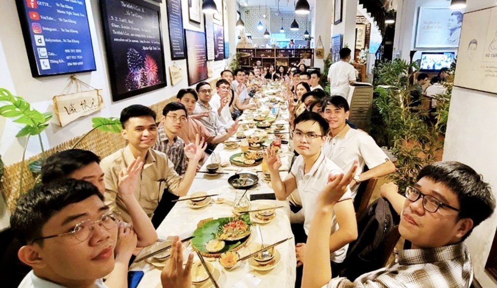 tập thể nhân viên công ty đến ăn chay tại quán chay phương mai, 82/86F Võ Thị Sáu, P. Tân Định, Q.1, TP.HCM.