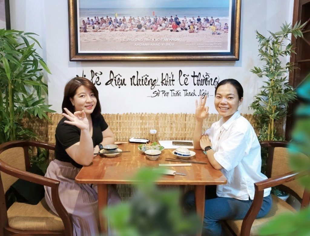 2 người nữ hài lòng về dịch vụ ăn uống tại nhà hàng chay phương mai, 82/86F Võ Thị Sáu, P. Tân Định, Q.1, TP.HCM.