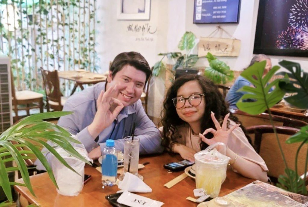 Đôi bạn hẹn nhau ăn chay tại nhà hàng Phương Mai