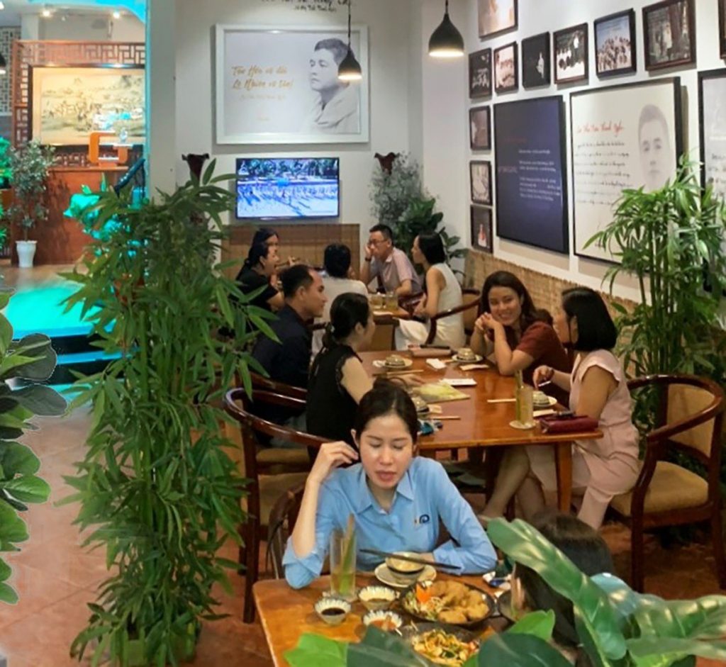 khách hàng đến dùng bữa tại quán chay phương mai, 82/86F Võ Thị Sáu, P. Tân Định, Q.1, TP.HCM.