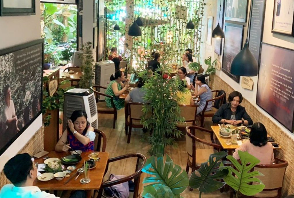khách hàng đến trải nghiệm dịch vụ ăn uống tại nhà hàng chay phương mai, 82/86F Võ Thị Sáu, P. Tân Định, Q.1, TP.HCM.